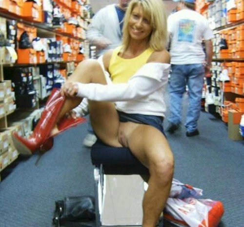 Porno foto's van vrouw haar mooi kutje knippert terwijl het winkelen voor laarzen